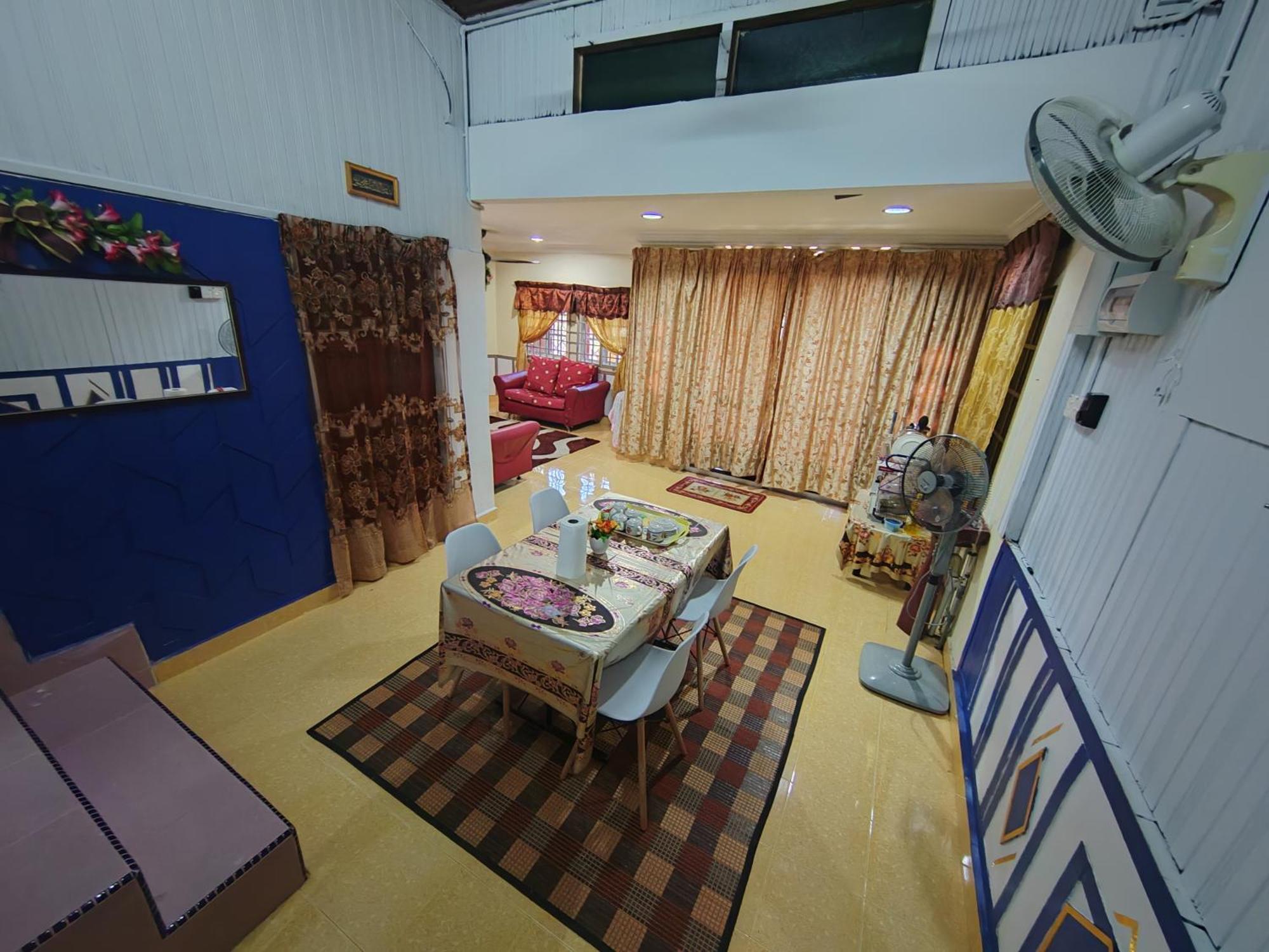 Iltizam Homestay *